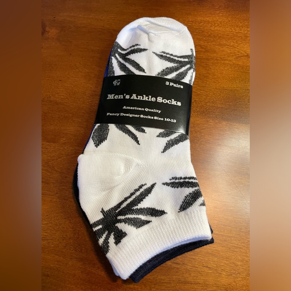 Socks Mens  4 20 Leaf Print Socks. NWT 3 Pairs